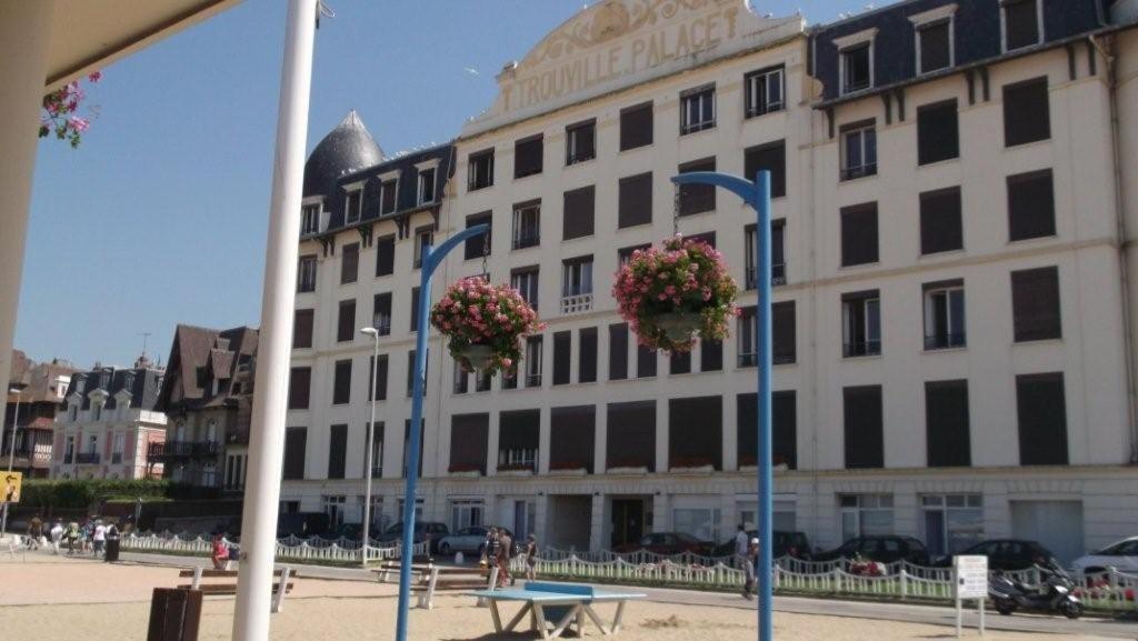 Paradis Les Pieds Sur Le Sable Trouville Palace エクステリア 写真